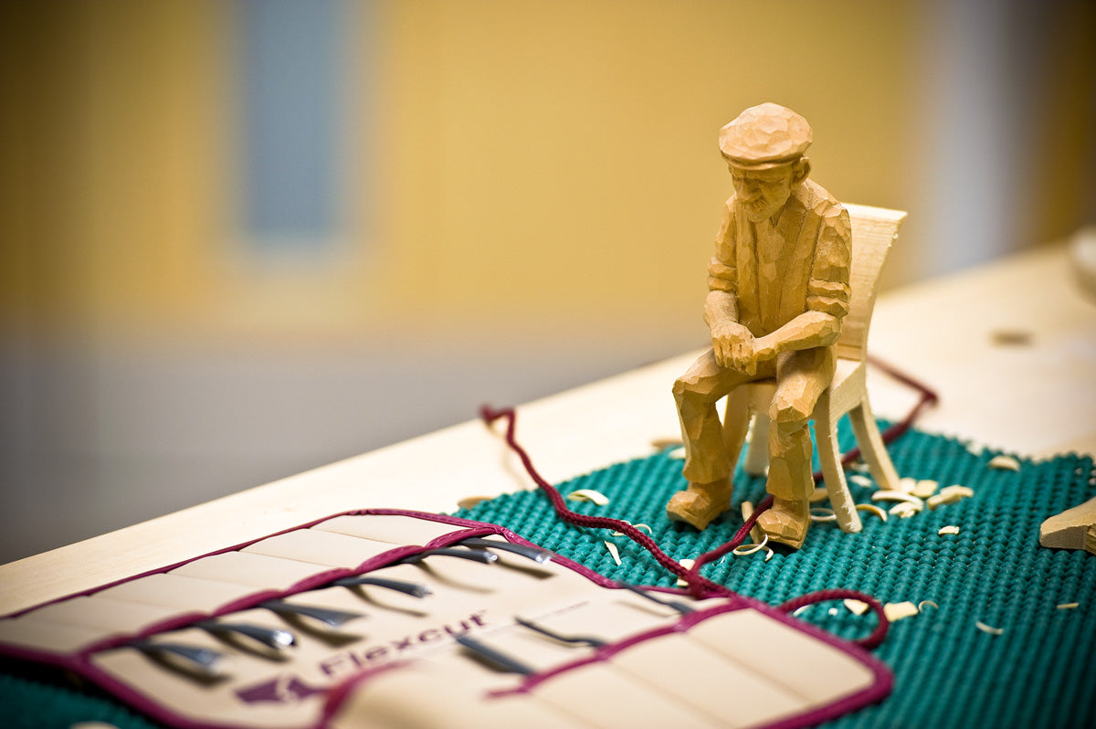 Clash of the carvers: power carving vs. hand carving!
