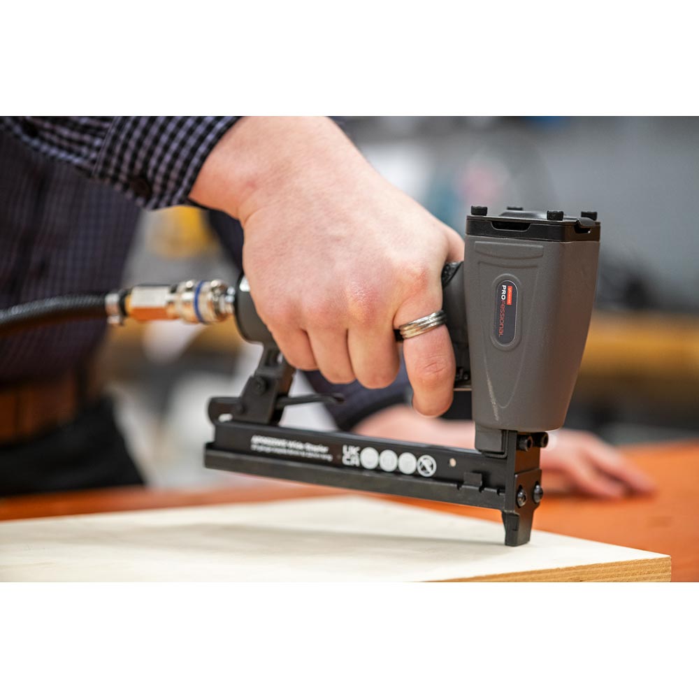 Axminster Professional AP0622WS Wide Crown Stapler 6-22mm